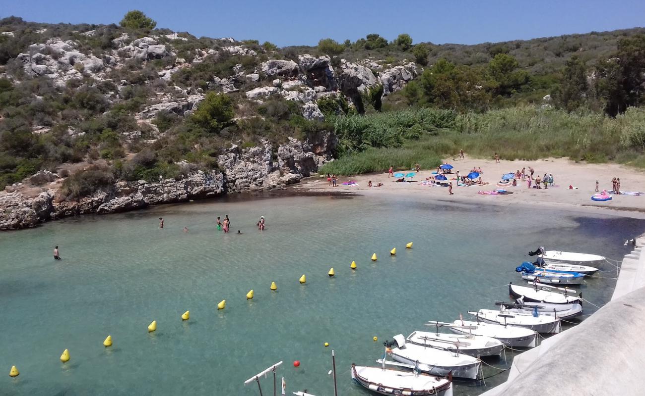 Foto af Playa es Canutells med grå sand overflade