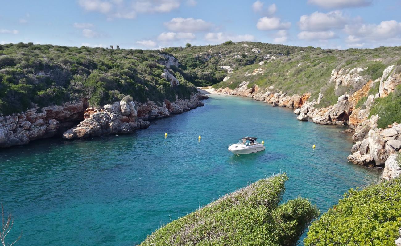 Foto af Cala de Biniparratx med sten overflade