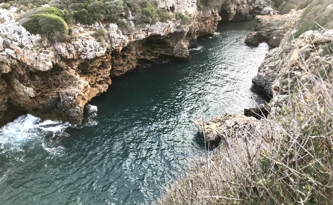 Foto af Cala Rafalet med sten overflade