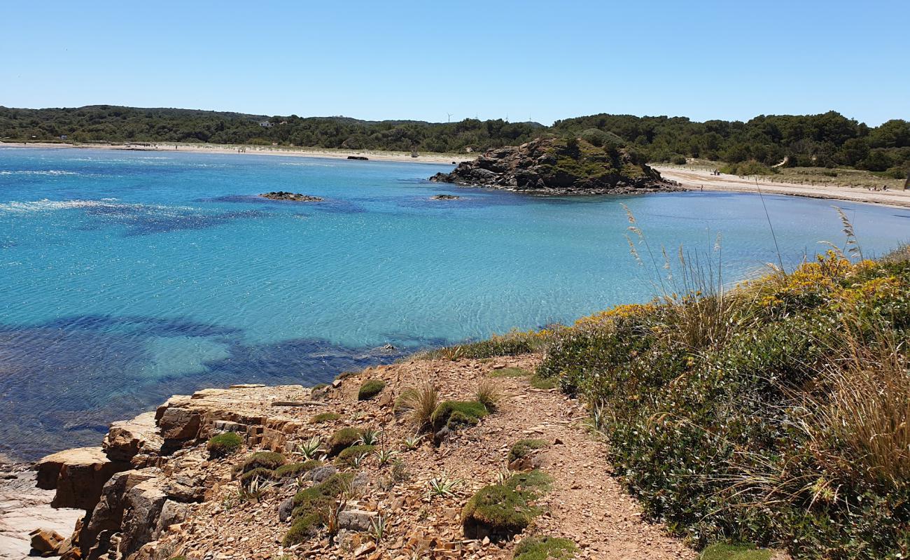 Foto af Platja Es Grau med brunt sand overflade