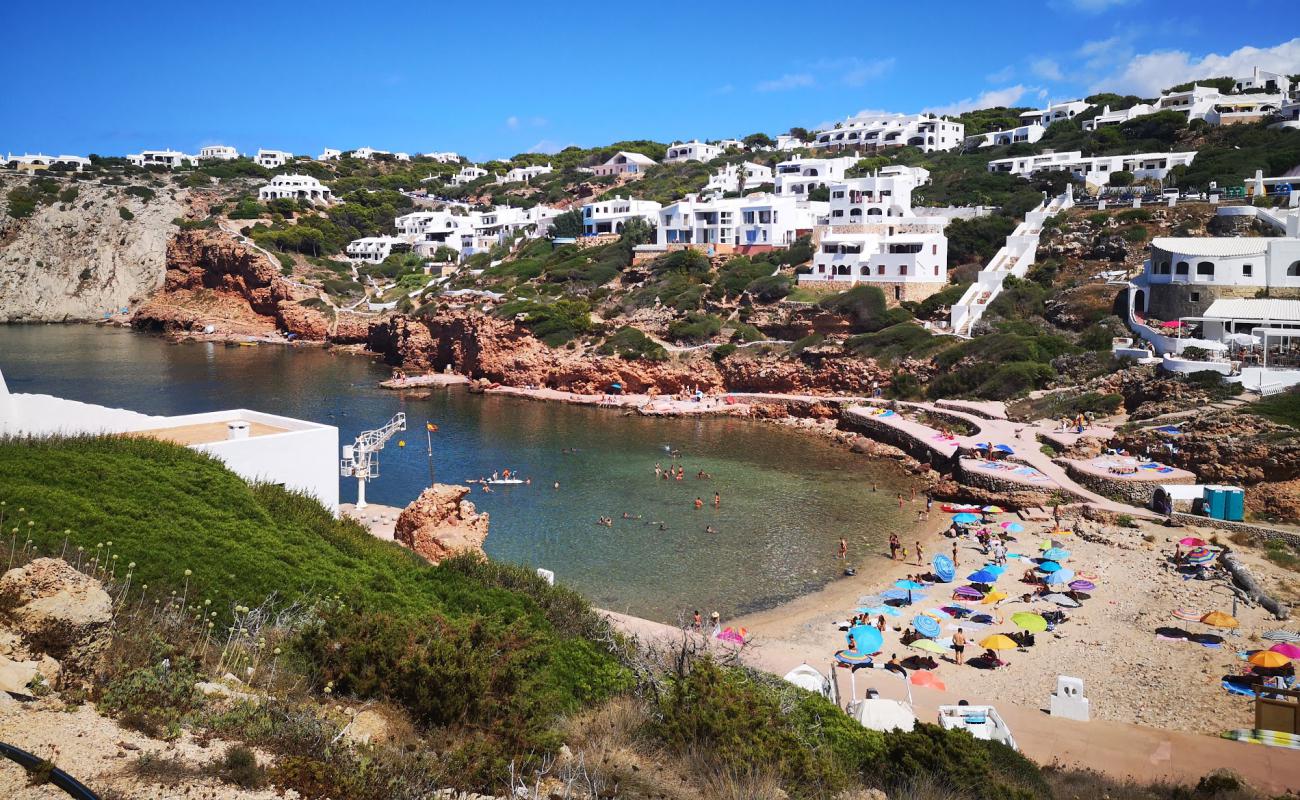 Foto af Cala Morell med gråt sand og sten overflade