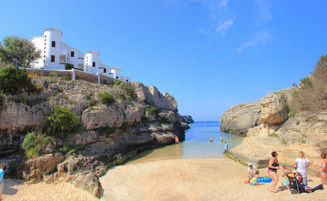 Foto af Playa Cales Piques med gråt sand og sten overflade