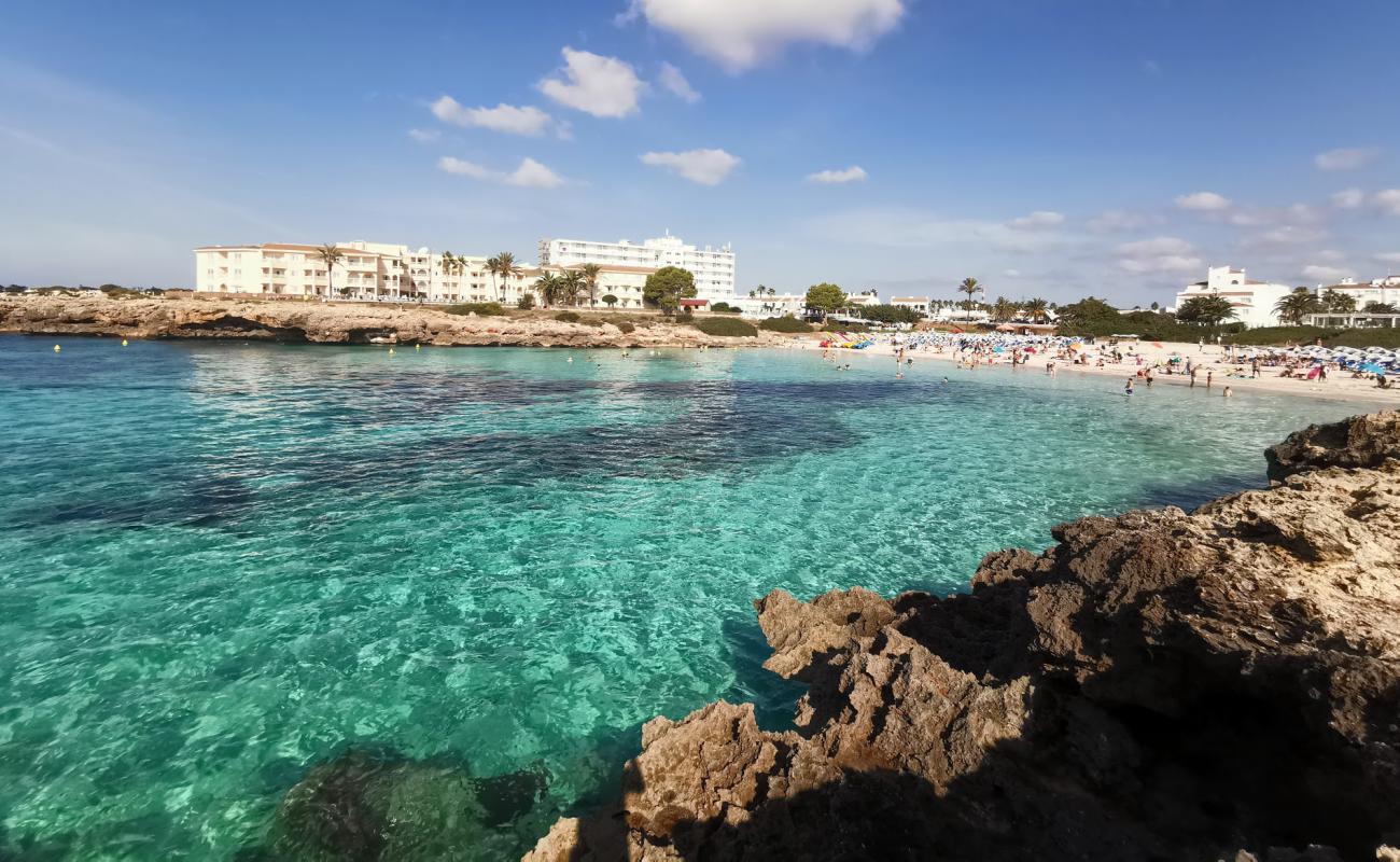 Foto af Cala en Bosch Strand med lys fint sand overflade