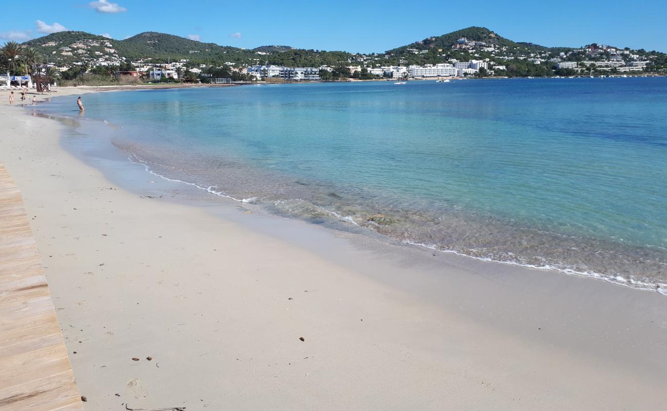 Foto af Playa de Talamanca med lys fint sand overflade