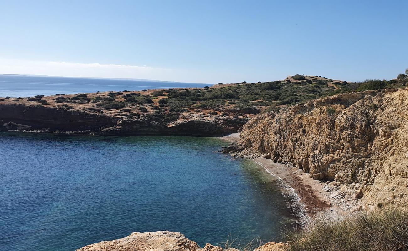 Foto af Cala Tranquila med gråt sand og sten overflade