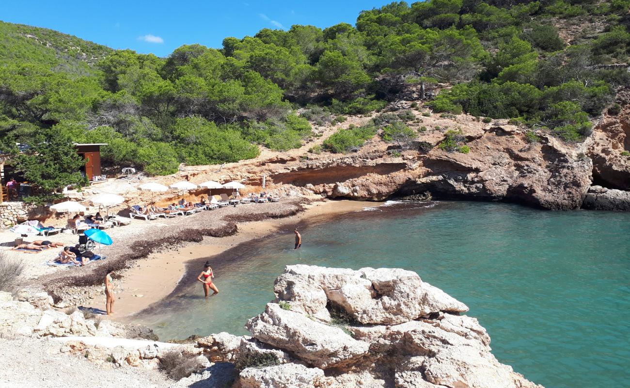 Foto af Cala Olivera med brunt sand og sten overflade