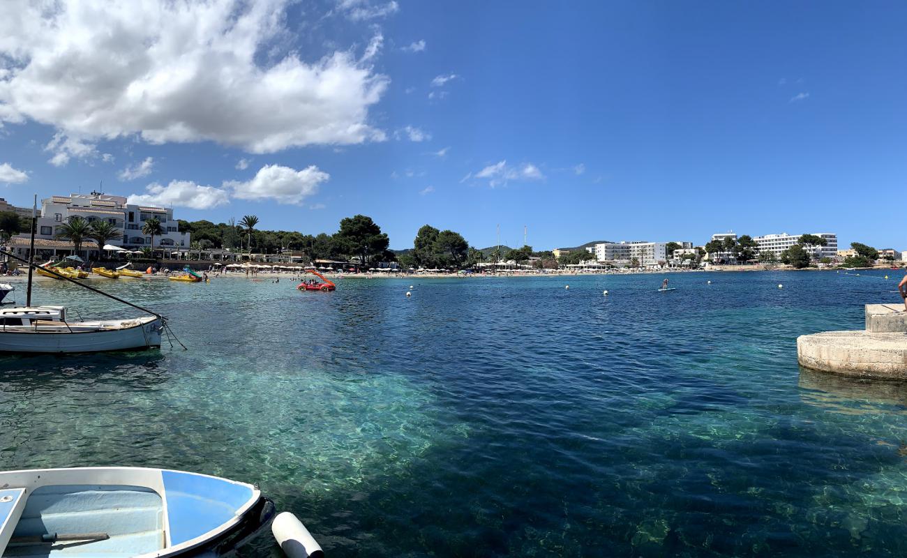 Foto af Es Canar Strand med lys fint sand overflade