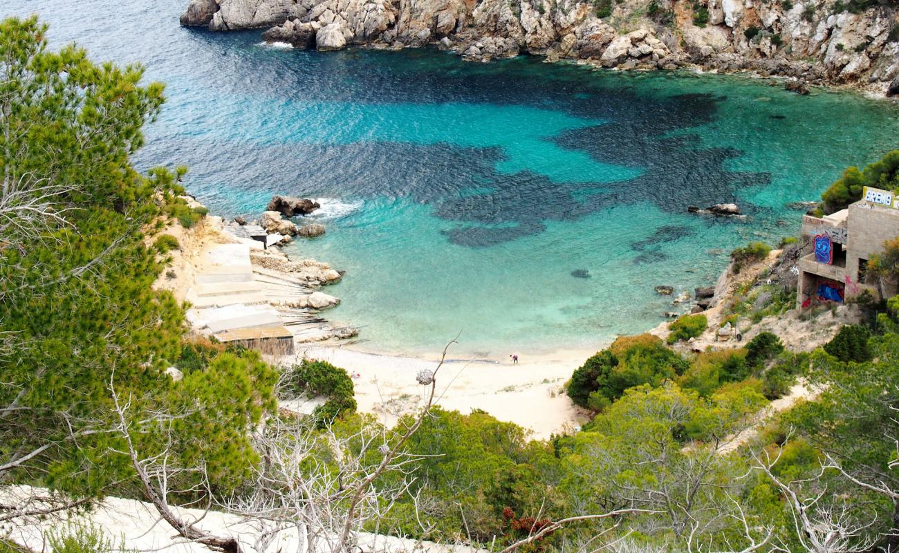 Foto af Cala D'en Serra med brunt sand og sten overflade