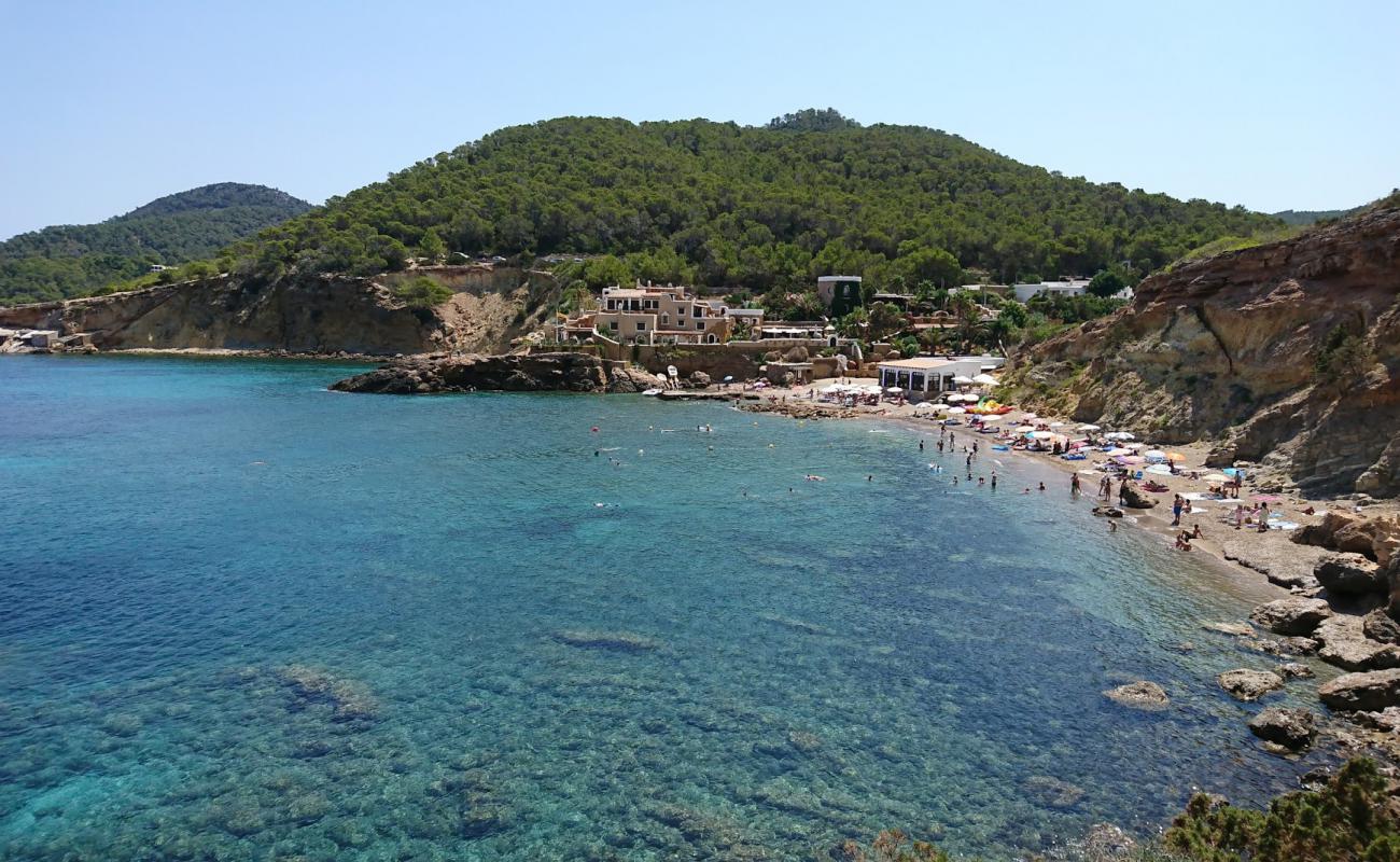 Foto af Playa Cala Xarraca med gråt sand og sten overflade