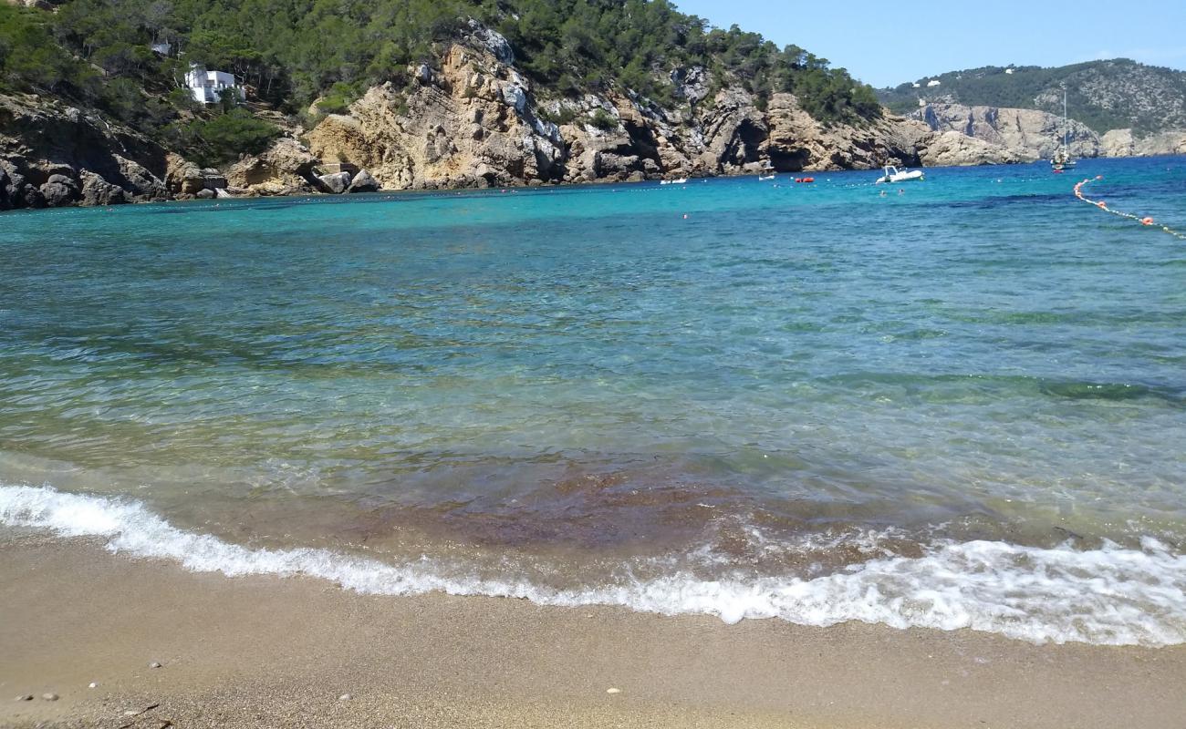 Foto af Cala Benirras med gråt sand og småsten overflade