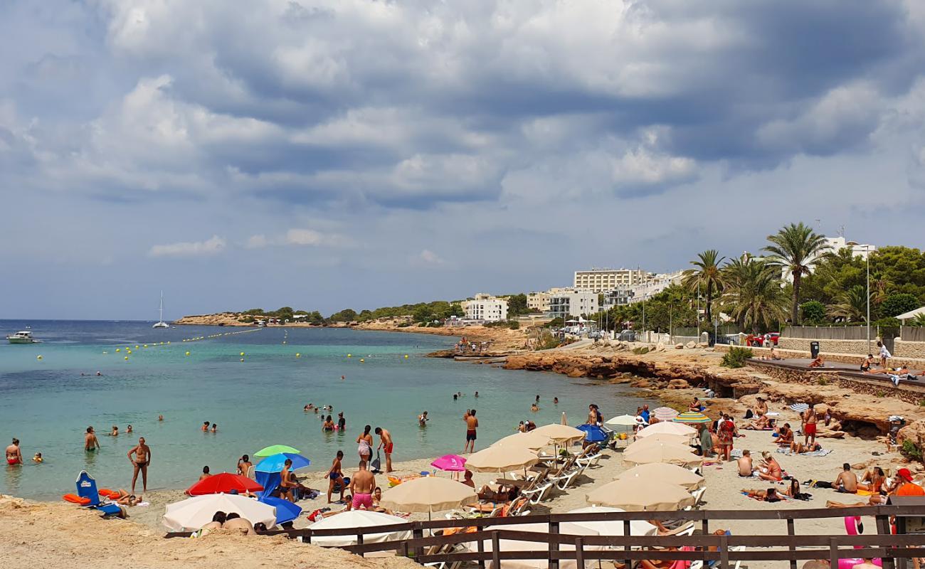 Foto af Calo el Moro med grå sand overflade