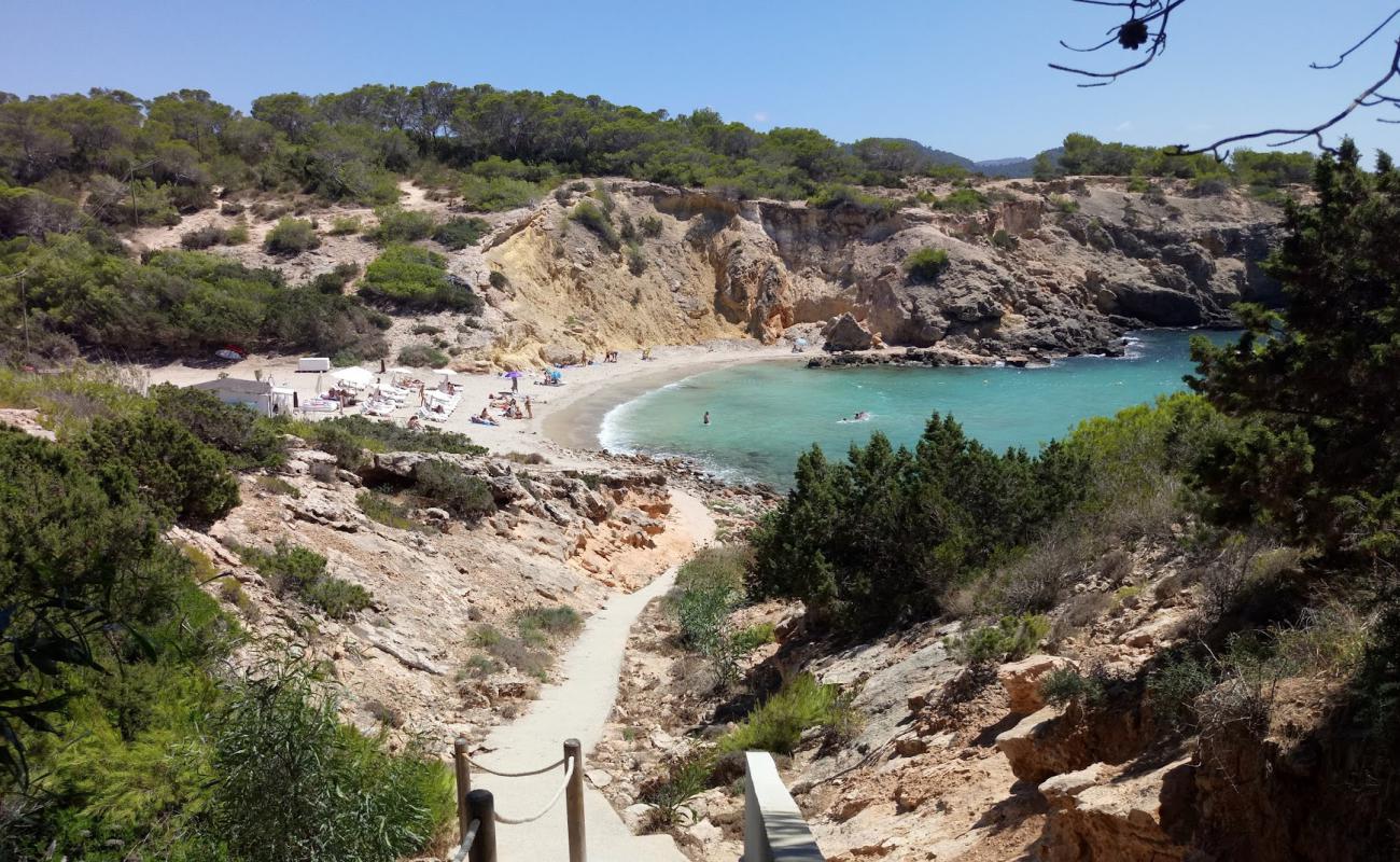 Foto af Cala Codolar med brunt sand og sten overflade