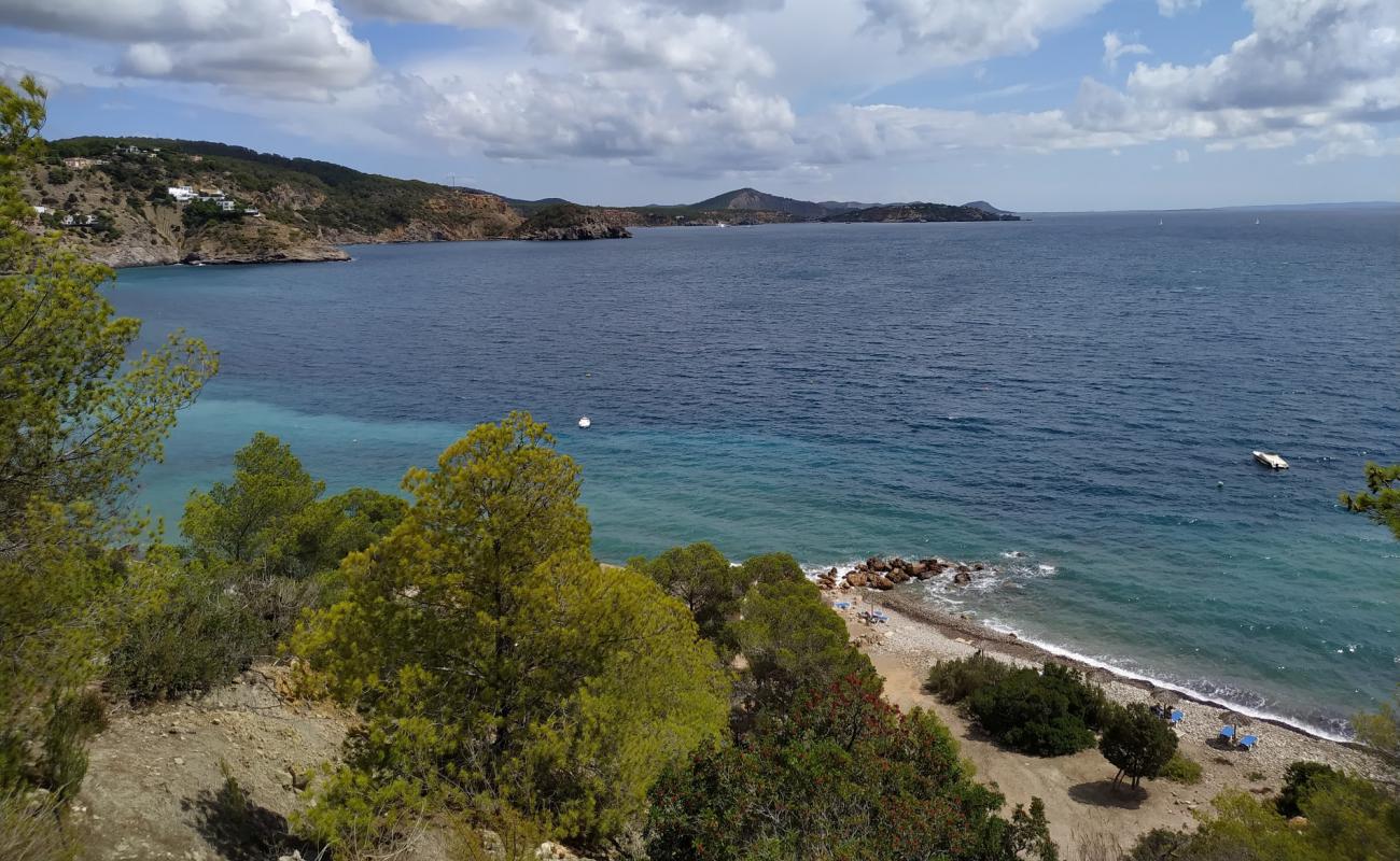 Foto af Cala des Cubells med grå sten overflade