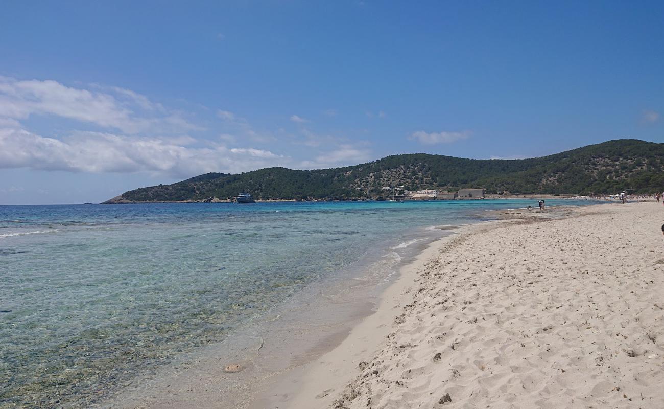 Foto af Platja de ses Salines med lys fint sand overflade