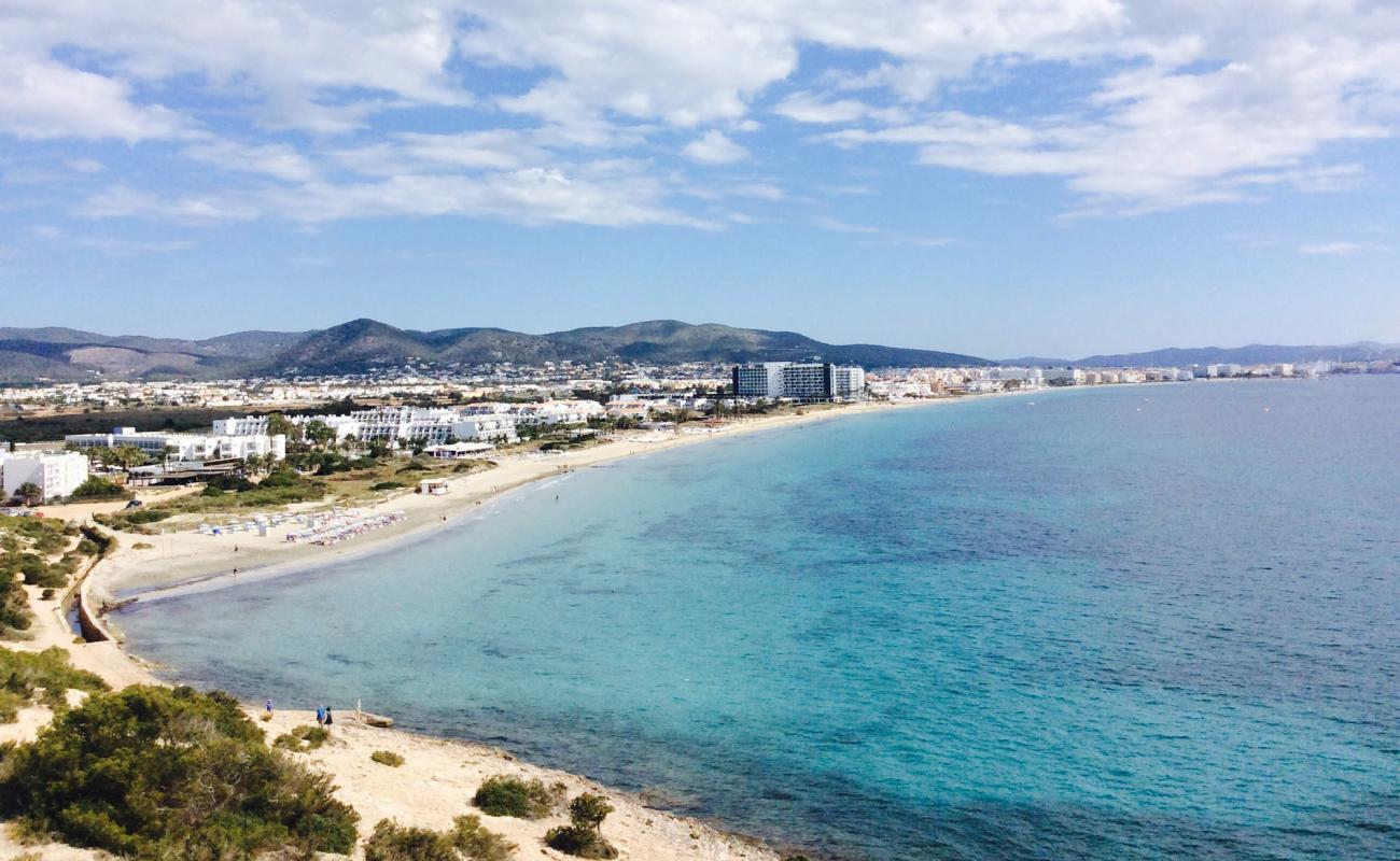 Foto af Playa Den Bossa med lys fint sand overflade