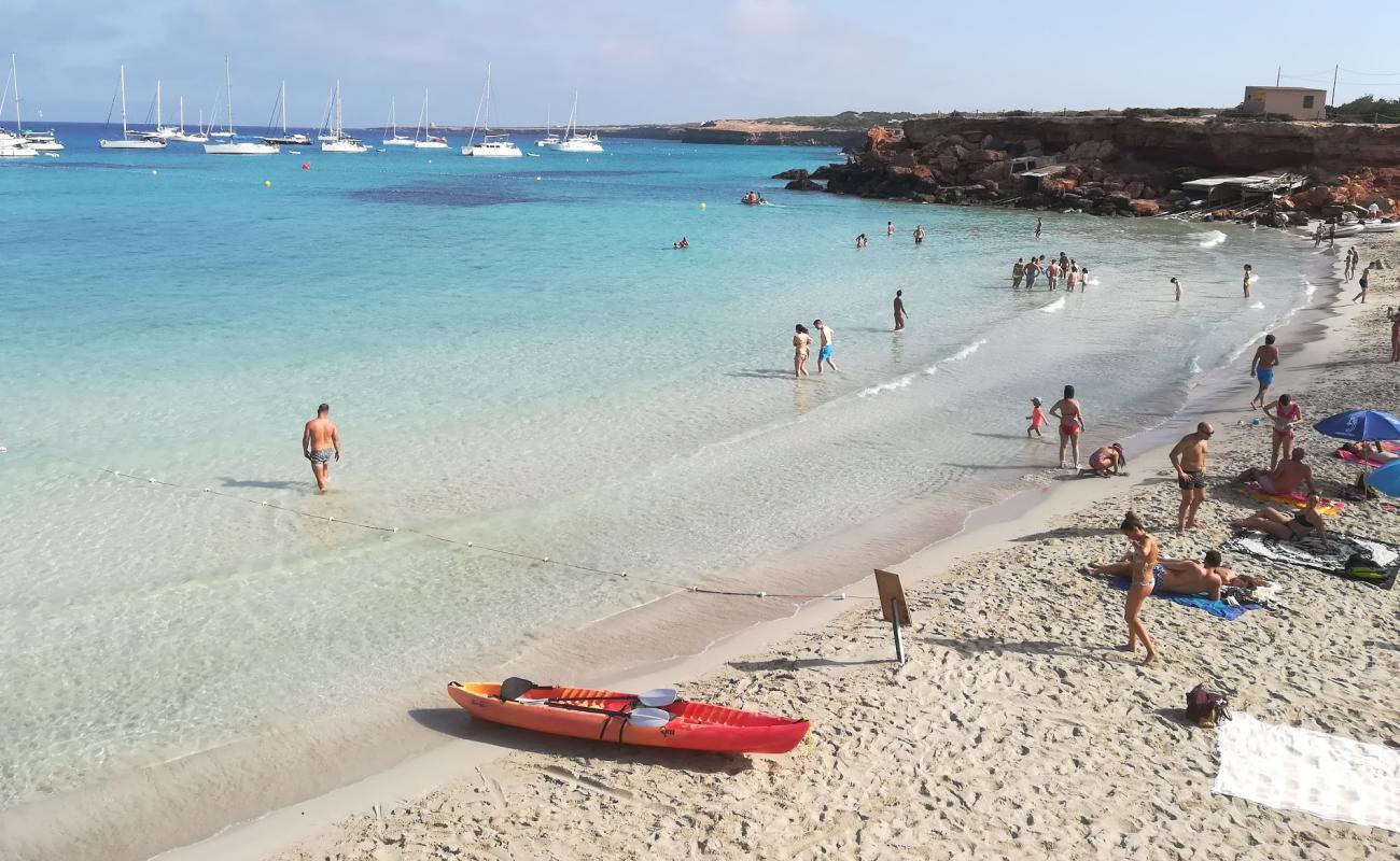 Foto af Cala Saona med hvidt fint sand overflade