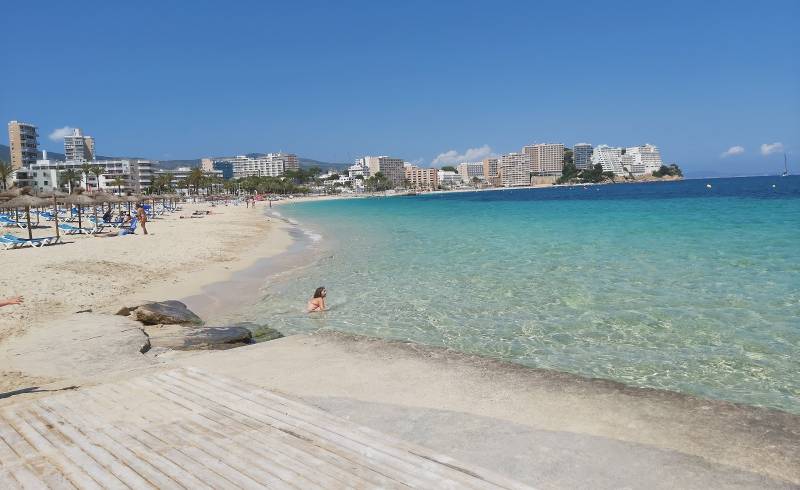 Foto af Magaluf Strand med lys fint sand overflade