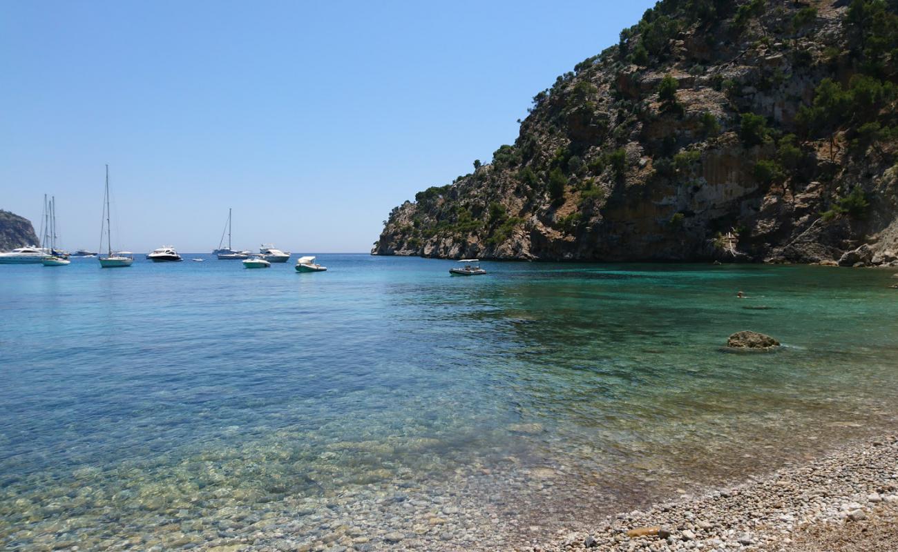 Foto af Cala Blanca med gråt sand og sten overflade