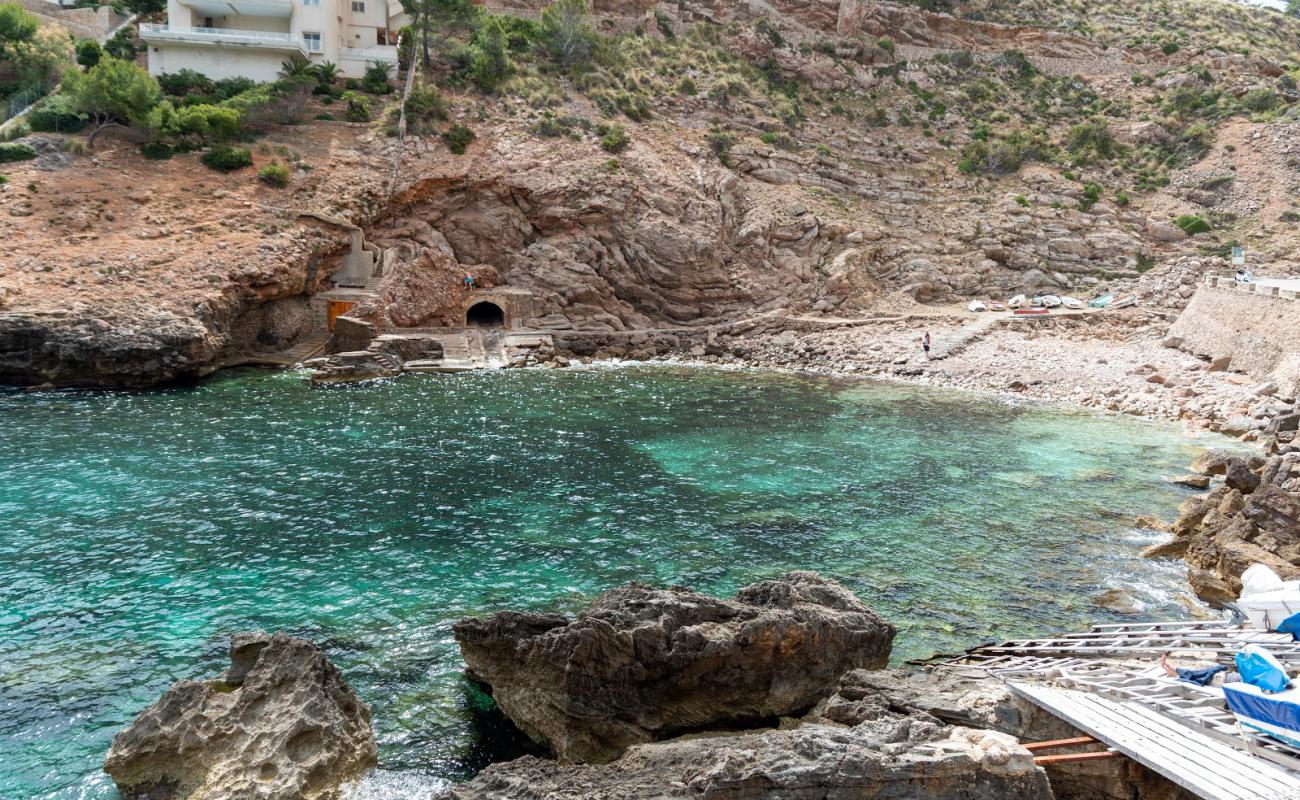 Foto af Cala Carbo med sten overflade