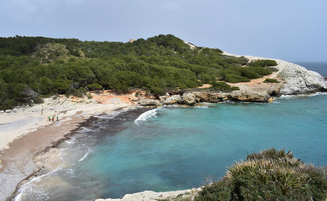 Foto af Sa Font Salada med let sand og småsten overflade