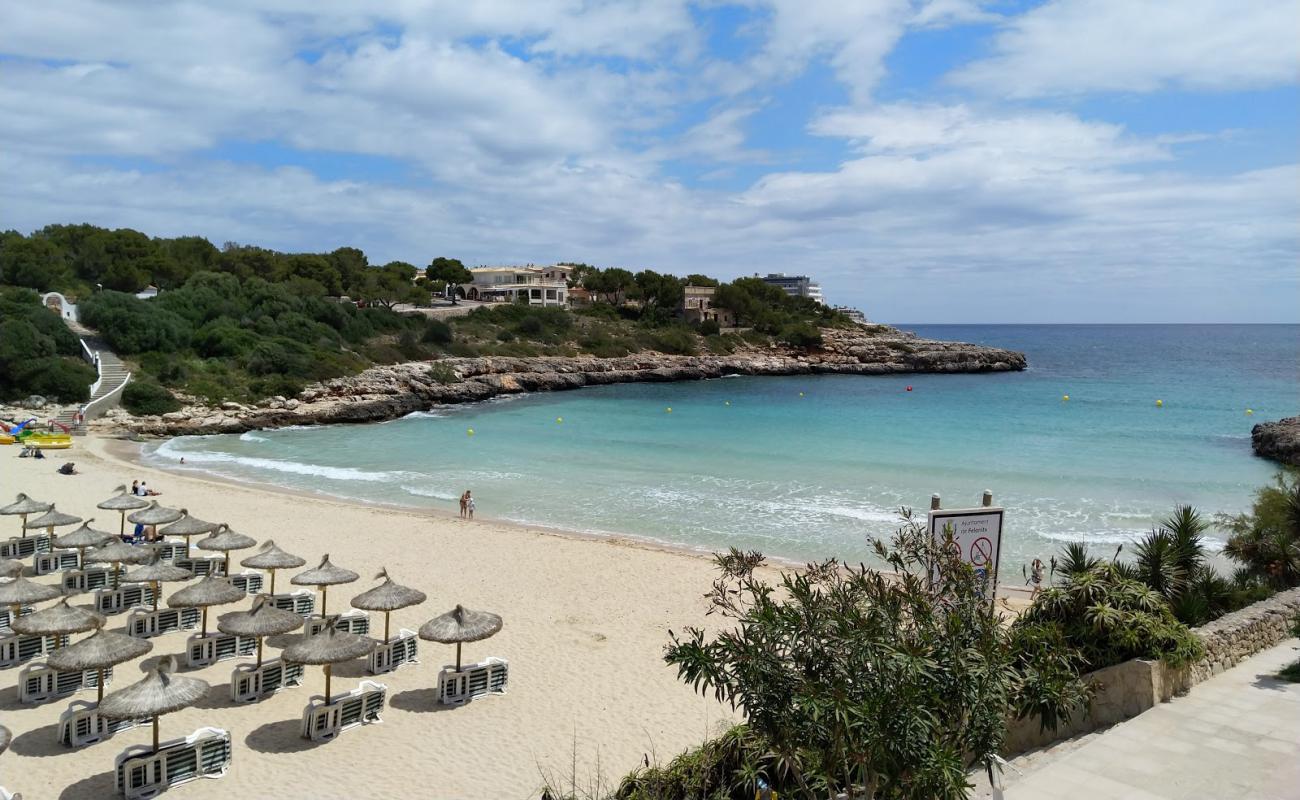 Foto af Cala Marcal Strand med lys fint sand overflade