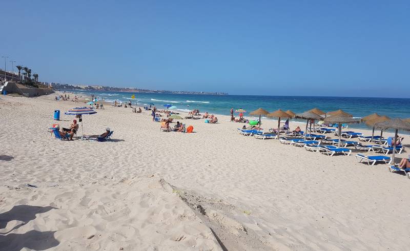 Foto af Mil Palmeras Strand med lys sand overflade