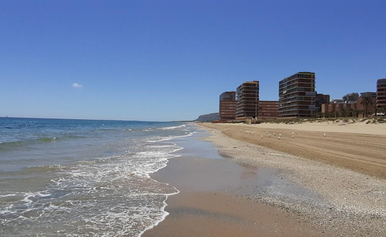 Foto af los Arenales del Sol med brunt sand overflade