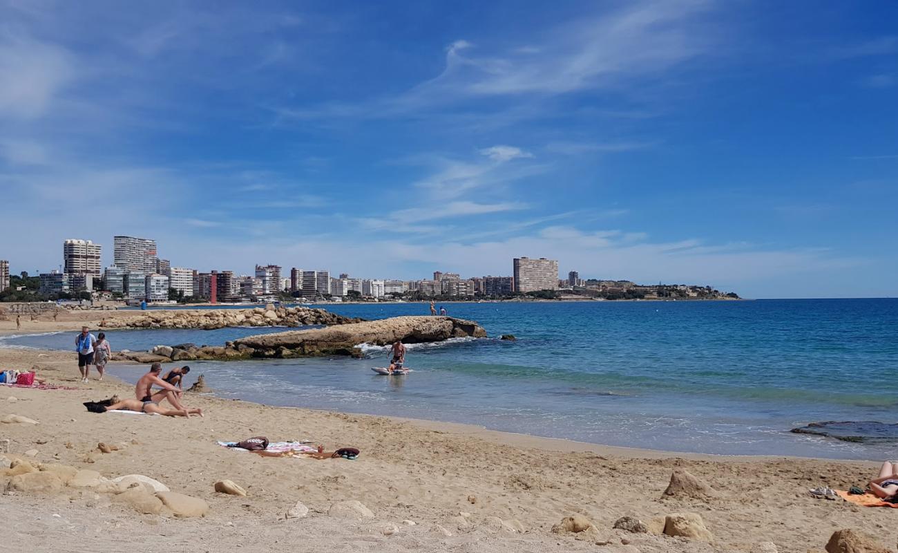 Foto af Calas de Alicante med sort sand og småsten overflade