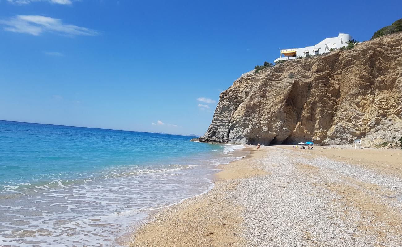 Foto af Platja del Bol Nou med sort sand og småsten overflade