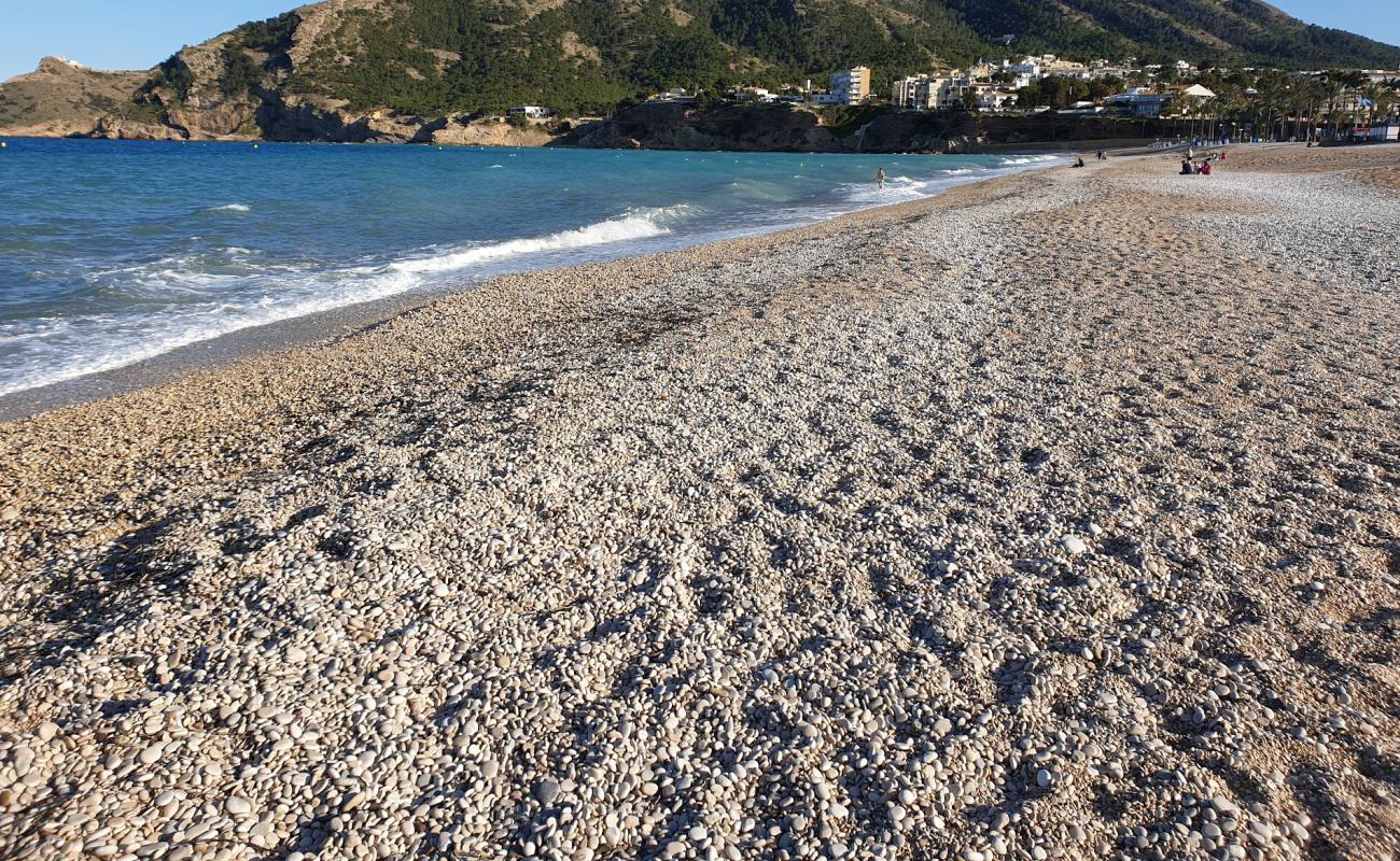 Foto af Albir Strand med sort sand og småsten overflade