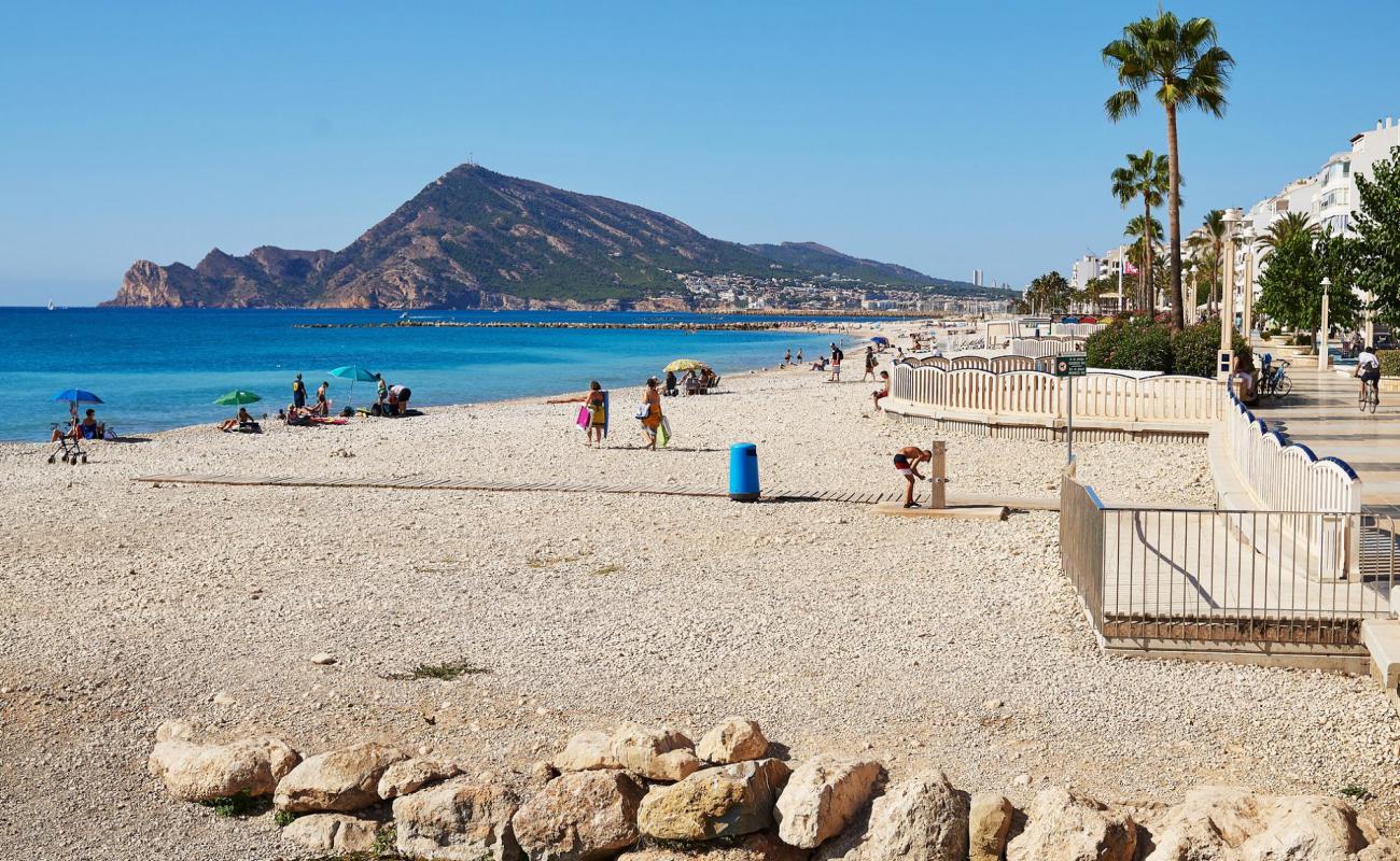 Foto af Playa la Roda med let sand og småsten overflade