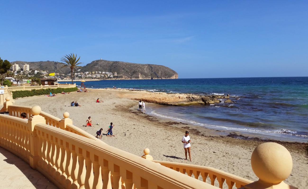 Foto af Beach Moraira med brunt sand overflade