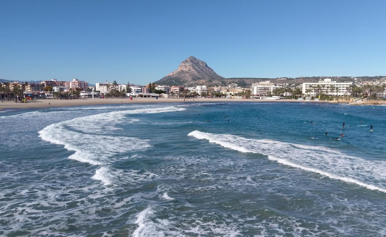 Foto af Playa del Arenal med grå sand overflade