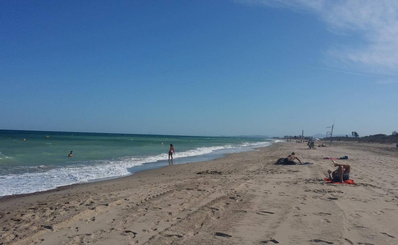 Foto af Pinedo Strand med sort sand og småsten overflade