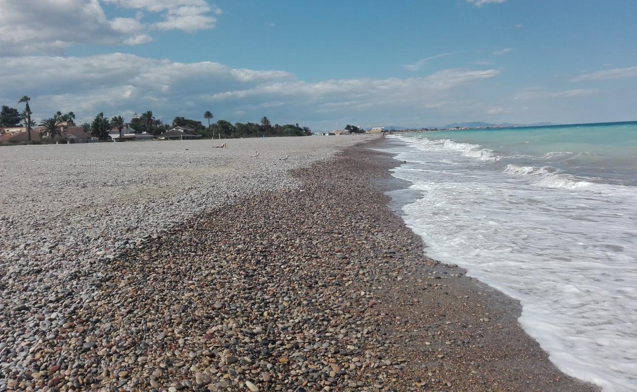 Foto af Almarda Strand med gråt sand og småsten overflade