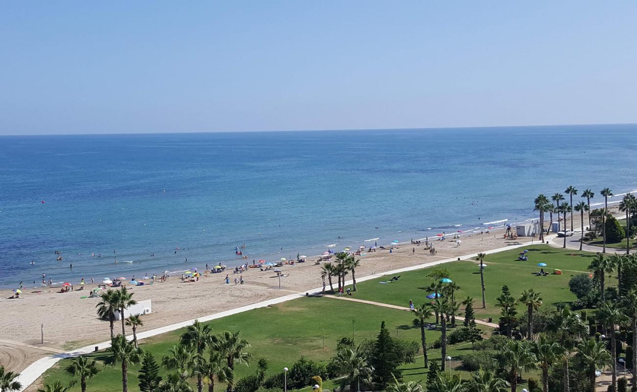 Foto af Playa de les Amplaries med brunt sand overflade