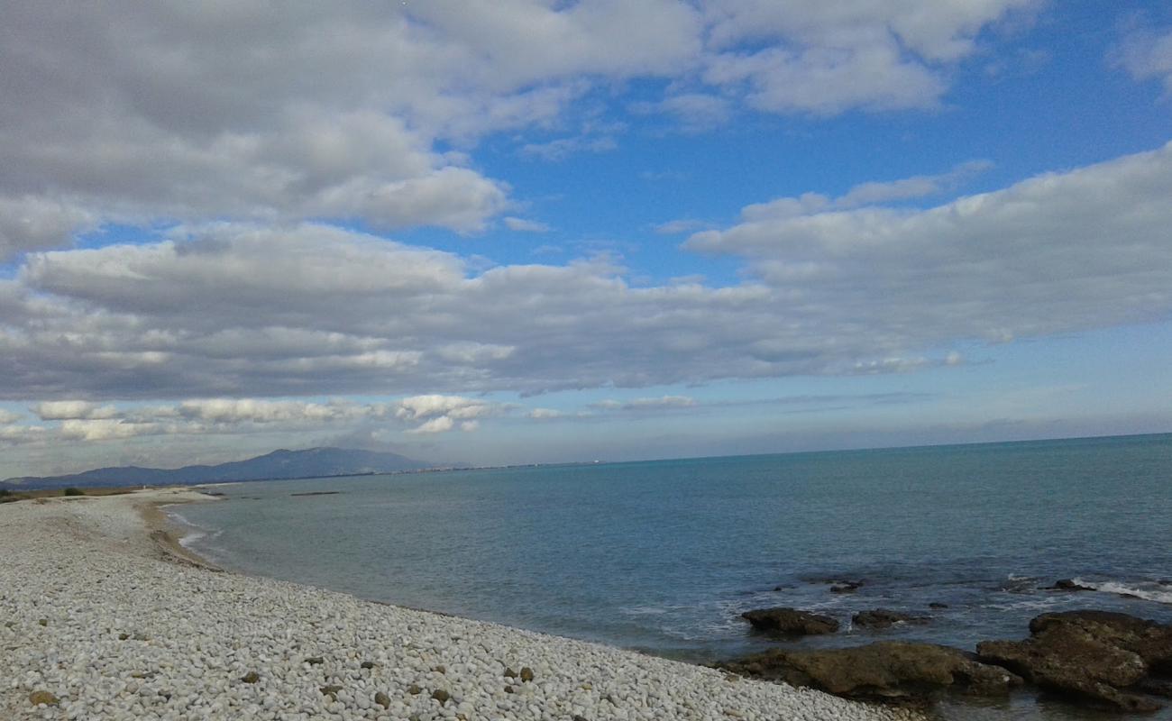 Foto af Playa Torre la Sal med grå sten overflade