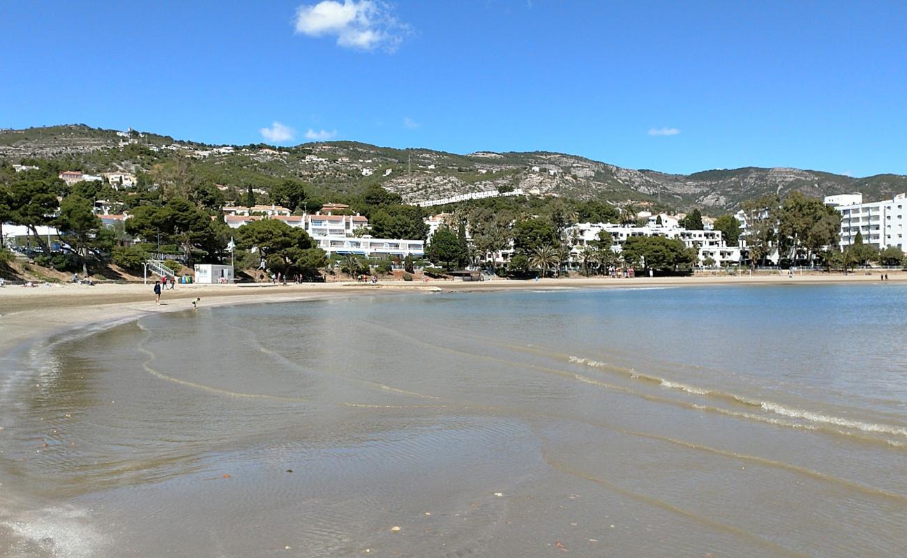 Foto af Platja de les Fonts med brunt sand overflade