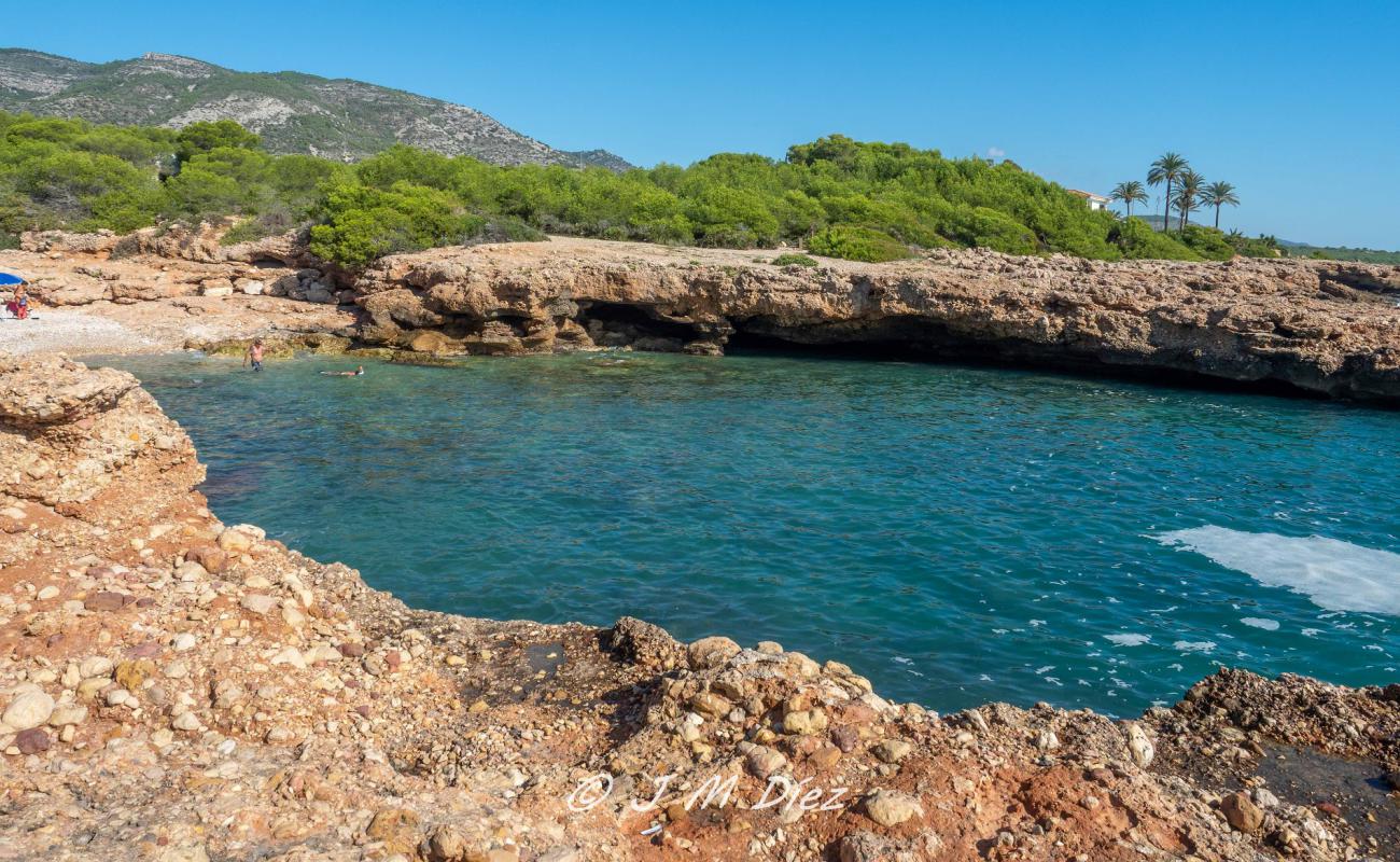 Foto af Cala Mundina med grå sten overflade