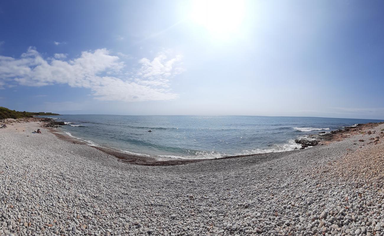 Foto af Platja Serradal med grå sten overflade