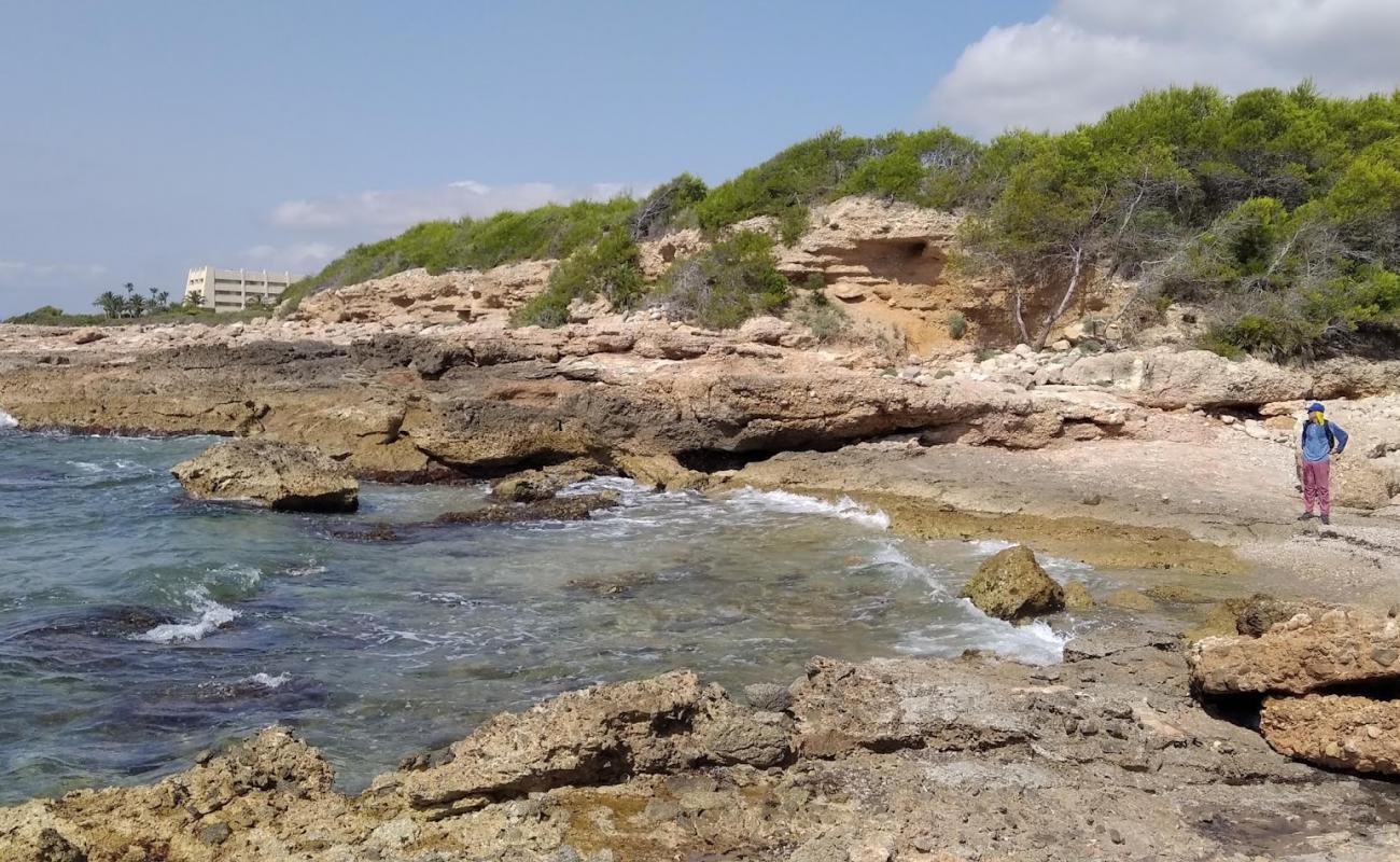 Foto af Font de la Parra med let sand og småsten overflade