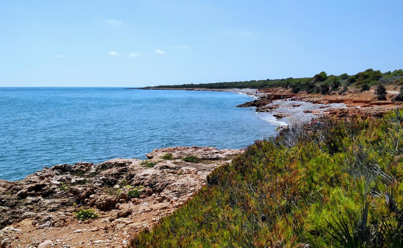 Foto af Platja de la Basseta med gråt sand og småsten overflade