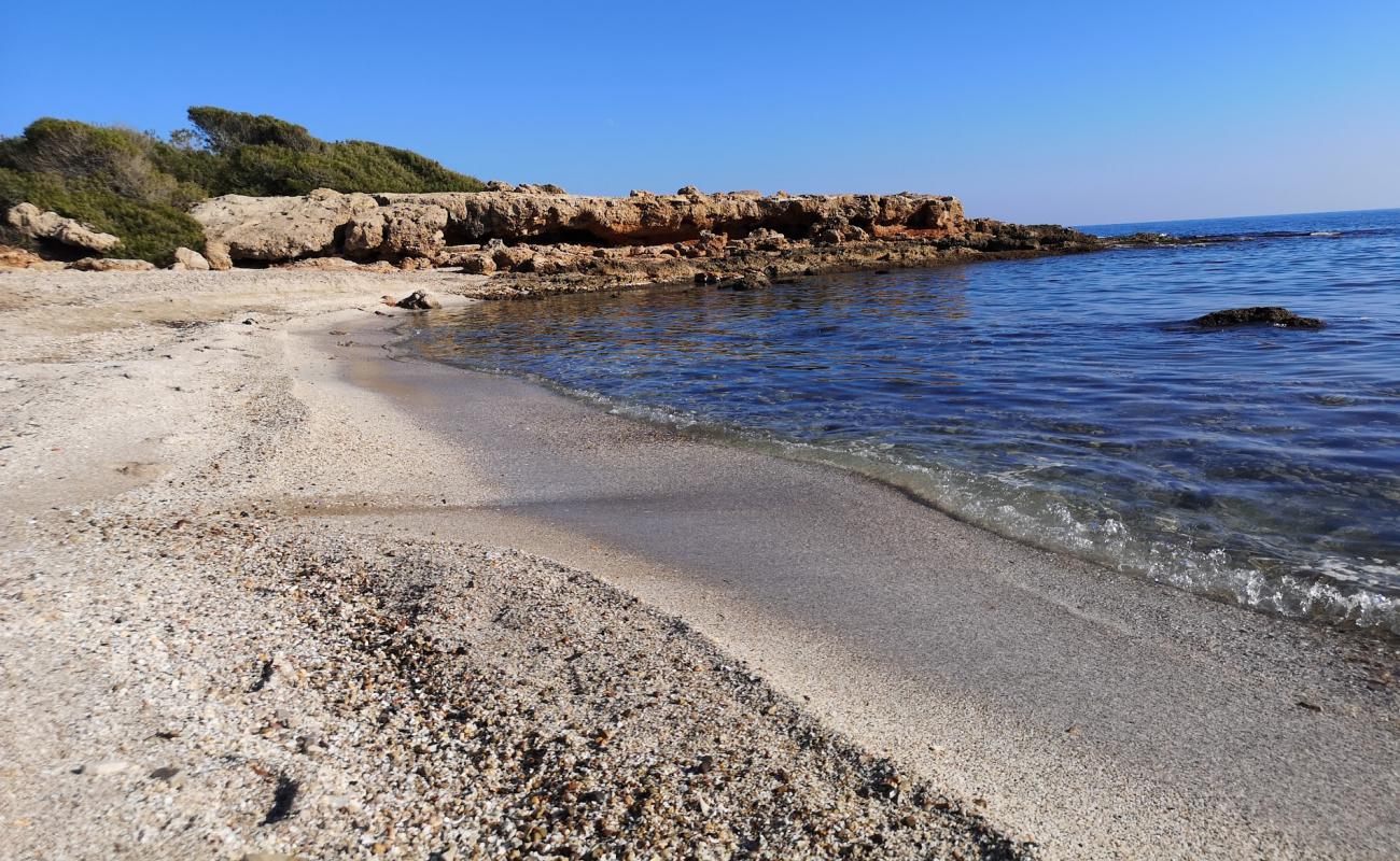 Foto af Platja d'Irta med gråt sand og småsten overflade