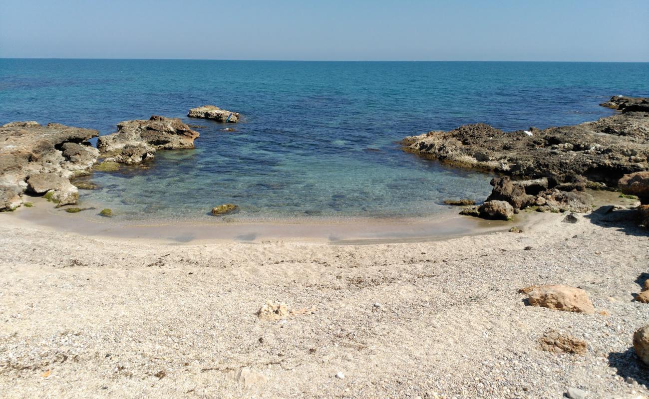 Foto af Cala del Moro med sort sand og småsten overflade