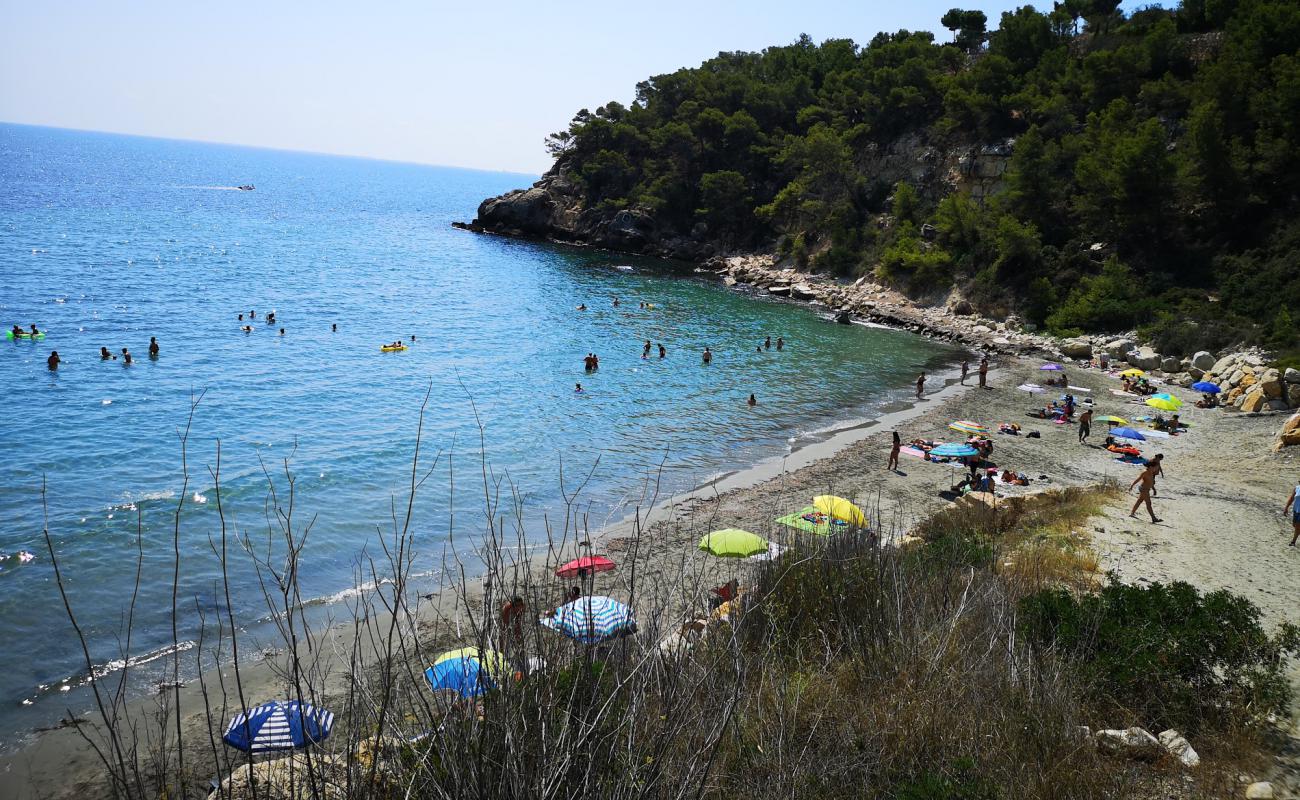 Foto af Platja de Cala Moros med brun fin sten overflade