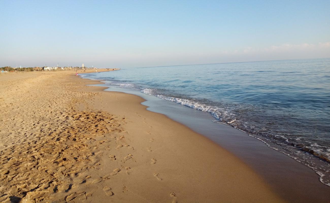 Foto af Platja de Castelldefels med brunt sand overflade