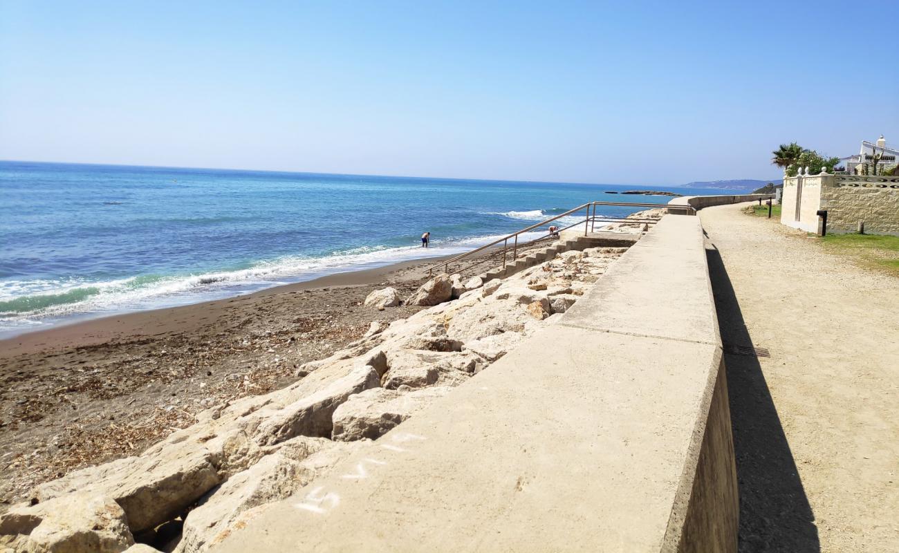 Foto af Playa Bahia Dorada med grå sand overflade