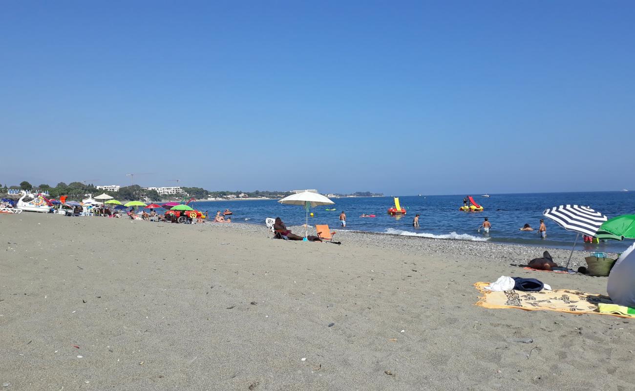 Foto af Playa del Saladillo med gråt sand og småsten overflade