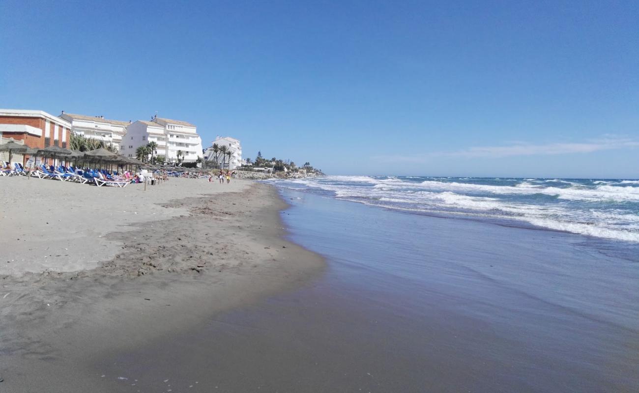 Foto af Playa de las Chapas med grå sand overflade