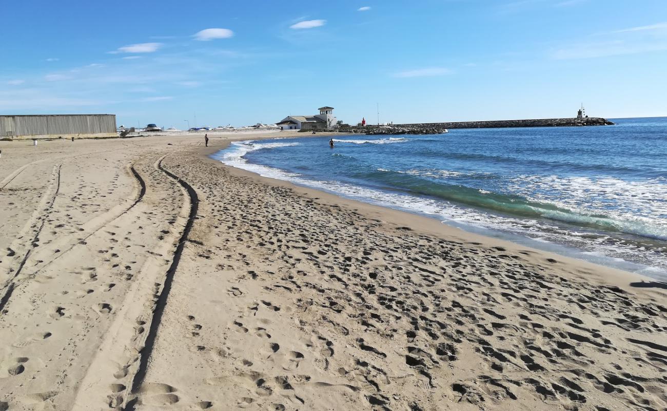 Foto af Cabopino Strand med grå sand overflade